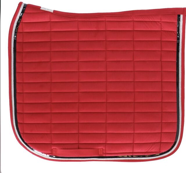 Tapis equitheme rouge en velours