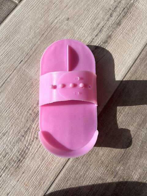 étrille en plastique