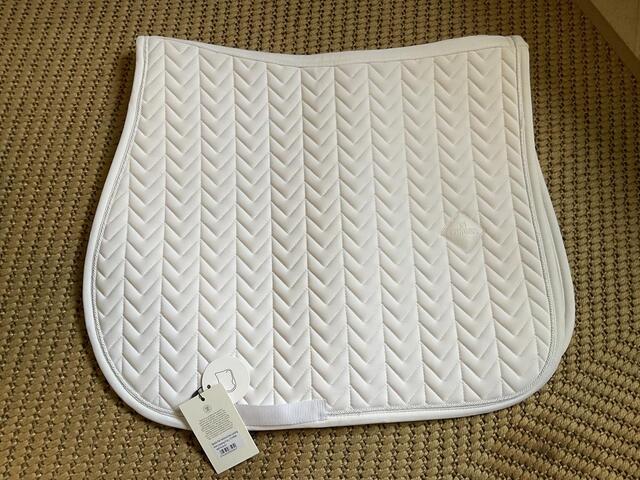 Tapis de selle Kentucki fishbone show jumping blanc