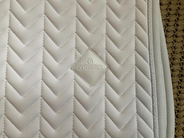 Tapis de selle Kentucki fishbone show jumping blanc