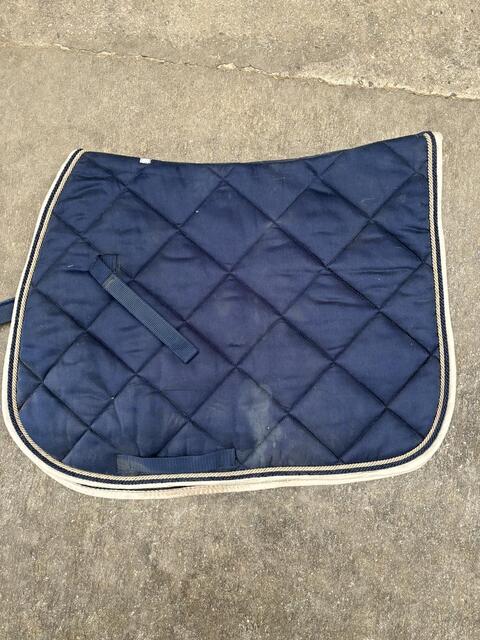 Tapis HFI bleu marine et bordures beiges